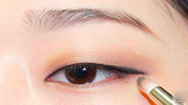 单眼皮画眼线的技巧