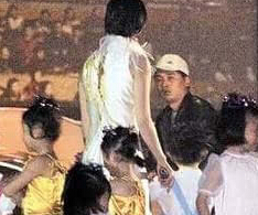 赵薇被泼粪后背湿透