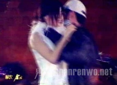 男子故意装作粉丝抱赵薇