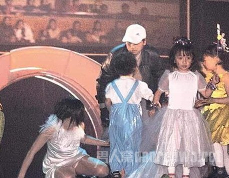 赵薇被推到站不起来