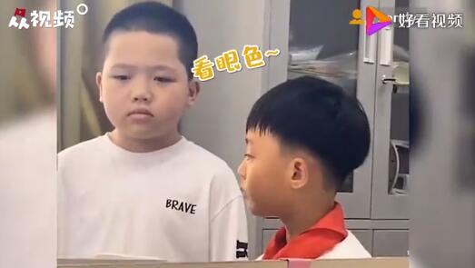 戏精本精！男孩上一秒偷笑下一秒哭出声